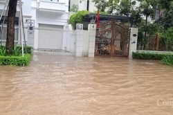 Hà Nội: Biệt thự triệu USD hóa 'lâu đài thủy tạ' sau... mưa bão