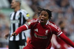 Ngumoha tỏa sáng, Liverpool đánh bại Newcastle