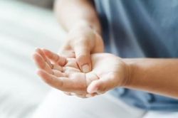 5 dấu hiệu trên bàn tay cảnh báo suy thận