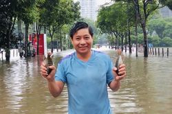 Hà Nội ngập sâu, người dân ra giữa đường đạp vịt, bắt cá