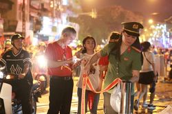 Khoảnh khắc bình dị của nữ chiến sĩ Công an Thủ đô sau buổi sơ duyệt diễu binh, diễu hành