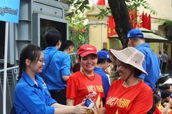 Hà Nội xin chào - Yêu thương gửi trao