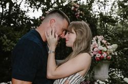Taylor Swift và Travis Kelce đính hôn trong 'khu vườn tình yêu'