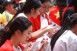 Giữ chỗ từ trưa, bạn nữ tranh thủ trang điểm, làm đẹp 'trên vỉa hè'
