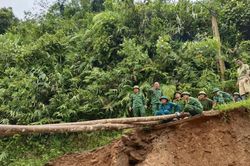 Bộ đội biên phòng Nghệ An làm cầu tạm cứu trợ 42 hộ dân ở bản Huồi Thum, xã Na Ngoi