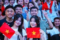 Ấm lòng những bước chân diễu binh trong vòng tay nhân dân