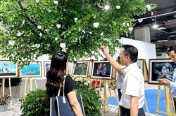Gần 30 nghìn phần quà tặng khán giả tham quan Triển lãm ảnh và video 'Việt Nam Hạnh phúc'