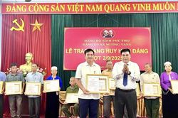 Trao tặng Huy hiệu Đảng cho các đảng viên tiêu biểu