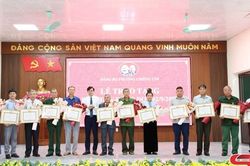 Các địa phương trao Huy hiệu Đảng đợt 2/9