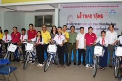 Tặng quà và 100 chiếc xe đạp cho học sinh vượt khó ở An Giang