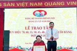 Xã Nam Phù trao Huy hiệu Đảng tặng 42 đảng viên đợt 2-9
