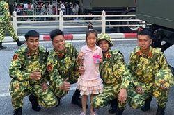 Khát khao tận mắt chứng kiến những đoàn quân đi qua