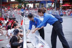 Hình ảnh đẹp thanh niên tình nguyện thu dọn rác đường phố sau các buổi tập, duyệt diễu binh