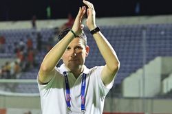 HLV Tây Ban Nha khiêm tốn với thành tích toàn thắng của Ninh Bình FC