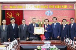 Tổng Bí thư Tô Lâm trao huy hiệu 45 năm tuổi Đảng cho đồng chí Phan Đình Trạc