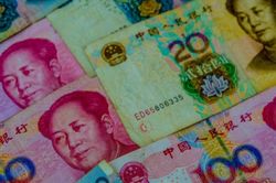 Nhân dân tệ Trung Quốc đạt đỉnh 10 tháng, vàng tăng khi Fed bị gây áp lực