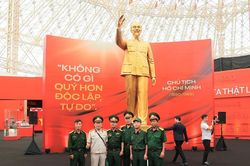 Sống lại ký ức '95 năm Cờ Đảng soi đường' tại Triển lãm thành tựu Đất nước