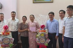 Lãnh đạo TP.HCM thăm và tặng quà cán bộ lão thành Cách mạng