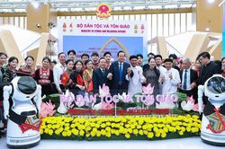 Bộ trưởng Đào Ngọc Dung thăm không gian trưng bày đậm chất dân tộc, tôn giáo