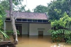 Sau 1 đêm mưa, hơn 90 hộ dân xã Thành Bình Thọ bị ngập sâu, có nơi ngập 4m