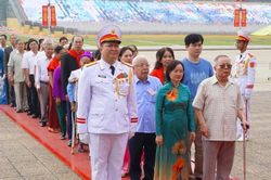 Đoàn các thế hệ đại biểu Quốc hội tỉnh Nghệ An vào Lăng viếng Chủ tịch Hồ Chí Minh
