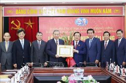 Tổng Bí thư Tô Lâm trao Huy hiệu 45 năm tuổi Đảng tặng đồng chí Phan Đình Trạc