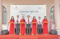 Triển lãm 'Huế theo dòng lịch sử qua tài liệu lưu trữ'
