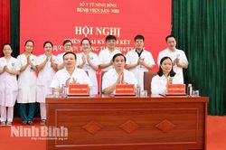 Bệnh viện Sản - Nhi tỉnh Ninh Bình tổ chức ký cam kết thực hiện Quy tắc ứng xử, đổi mới phong cách, thái độ phục vụ của cán bộ y tế