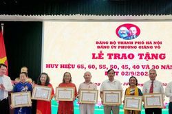 214 đảng viên phường Giảng Võ nhận Huy hiệu Đảng