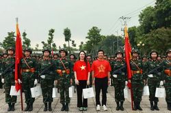 Tiếp sức cho Khối nữ chiến sĩ thông tin trước ngày tổng duyệt A80