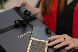 Điện thoại gập Vertu trở thành trang sức đẳng cấp