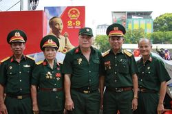Cuộc hội ngộ bất ngờ mà thân quen của những cựu chiến binh trước giờ tổng duyệt A80