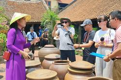 Đoàn phóng viên quốc tế khám phá di sản Hà Nội
