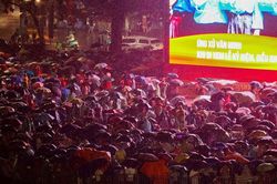 Hàng vạn người dân 'đội mưa' trong đêm chờ xem tổng duyệt diễu binh, diễu hành A80