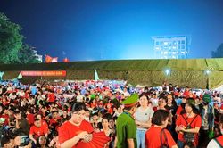 Biển người đổ về Quảng trường Ba Đình trong đêm chờ tổng duyệt diễu binh mừng Quốc khánh