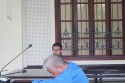 Xô xát sau nghi ngờ 'tháo bờ làm cá chết', hàng xóm lĩnh đòn bằng cuốc