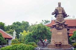Đền thờ, Tượng đài Lý Thường Kiệt bên dòng Như Nguyệt lịch sử