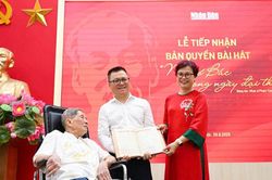 Nhạc sĩ Phạm Tuyên trao tặng ca khúc 'Như có Bác trong ngày đại thắng' cho Báo Nhân Dân