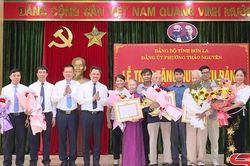 Đồng chí Chủ tịch UBND tỉnh trao Huy hiệu Đảng cho các đảng viên phường Thảo Nguyên