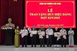 Trao Huy hiệu Đảng cho các đảng viên