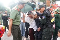 Công an Hà Nội dùng xe chuyên dụng hỗ trợ, giúp cựu chiến binh 98 tuổi về nhà