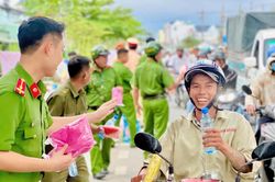 TP Hồ Chí Minh: Cảnh sát Giao thông phát nước, khăn lạnh miễn phí cho người dân về quê nghỉ lễ