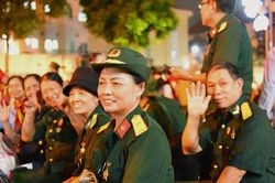 Những người góp phần cho đất nước yên vui, tự do có mặt từ đêm trước chờ Tổng duyệt