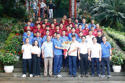 Đội U23 Việt Nam dâng hương tưởng niệm các Vua Hùng