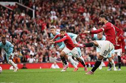 Bruno ghi bàn trên chấm 11m ở phút bù giờ, MU thắng trận đầu tiên ở Premier League mùa này