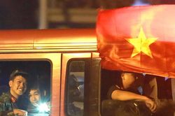 Người dân reo hò khi thấy đoàn xe pháo quân sự bánh lốp, xe đặc chủng Công an