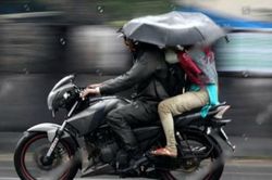 Dùng ô khi đi xe bị phạt bao nhiêu tiền?