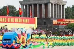 Tổng duyệt Lễ kỷ niệm A80: Khối Phụ nữ Việt Nam diễu hành trong tiếng hò reo cổ vũ của Nhân dân