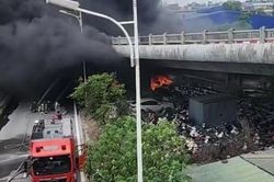 Cháy bãi xe dưới chân cầu Vĩnh Tuy, khói bao trùm cả khu vực