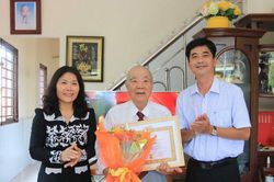Trao Huy hiệu Đảng tại nhà cho các đảng viên cao niên phường Bình Đức và Long Xuyên